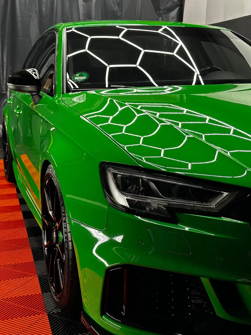 Grüner Audi RS3 mit Hexagon-Reflexionen im Lack