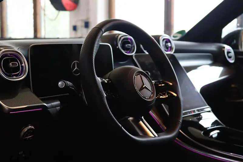 Gereinigtes Mercedes Cockpit mit Ambientebeleuchtung
