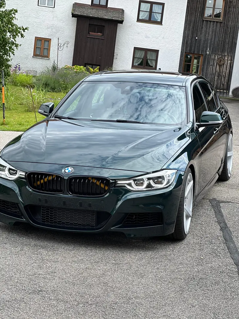 Schwarzer BMW 3er vor der Werkstatt in Palling